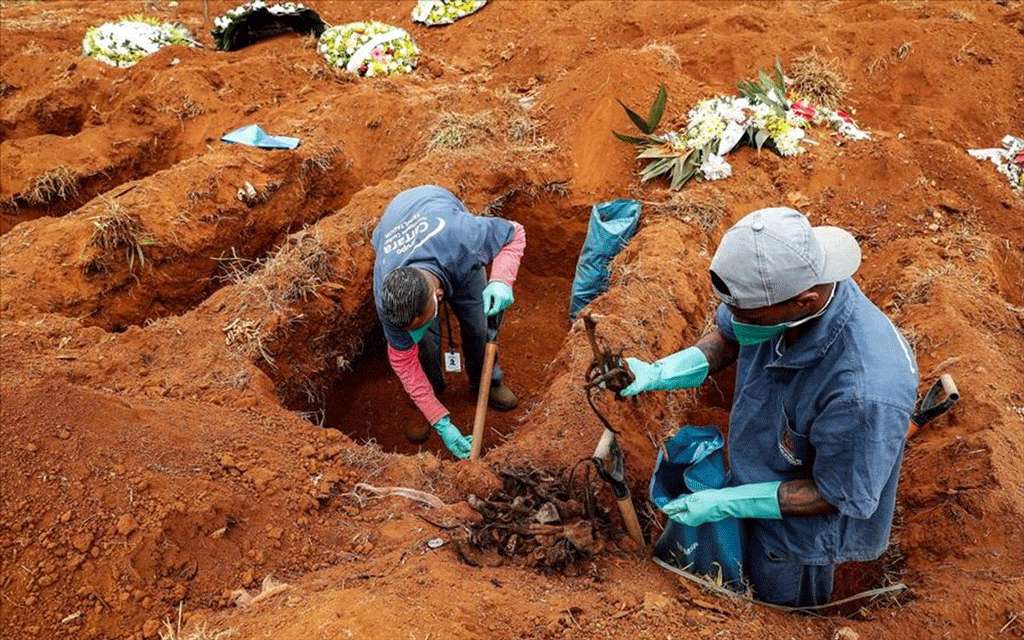 Κορωνοϊός: Ξεπεράστηκε το φράγμα του 1εκ. νεκρών, «φρικιαστικός» ο αριθμός δηλώνει ο ΠΟΥ