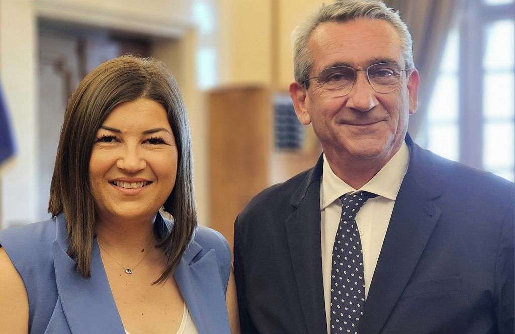 Υποψήφια με τον Γιώργο Χατζημάρκο  η Ιουλία Καραμολέγκου από τη Σαντορίνη