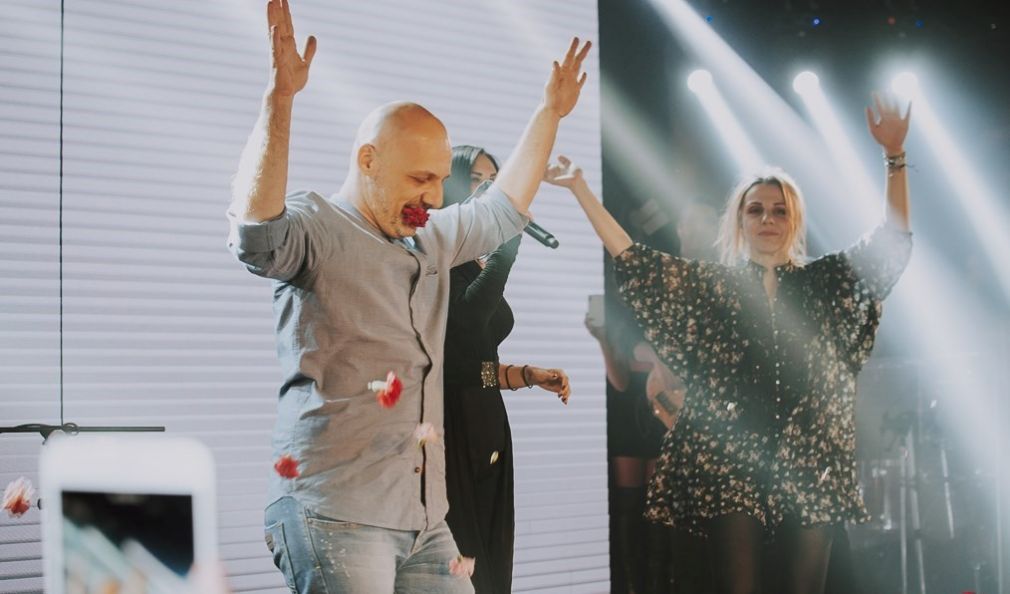 Το ξέφρενο γλέντι του Νίκου Μουτσινά στη Λένα Ζευγαρά- «Αμάρτησαν» μαζί on stage (βίντεο)