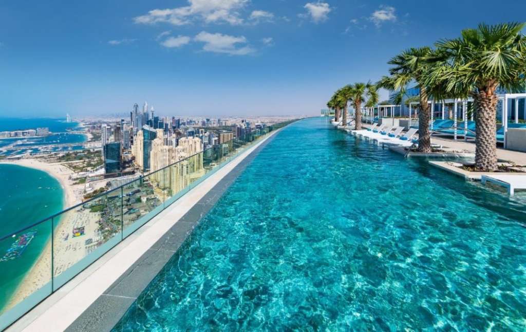 H μεγαλύτερη και βαθύτερη πισίνα στον κόσμο βρίσκεται στο Ντουμπάι