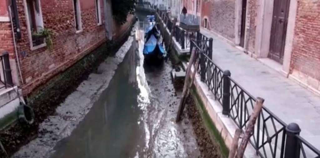 «Στέρεψαν» τα κανάλια της Βενετίας [pics]