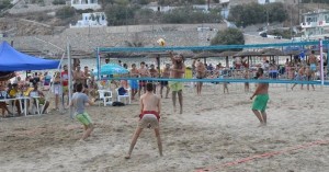 Με τα προκριματικά για το κυρίως ταμπλό ξεκίνησε χθες στην παραλία της Βάρης στην Σύρο το τρίτο βαθμολογούμενο τουρνουά Beach Volley.