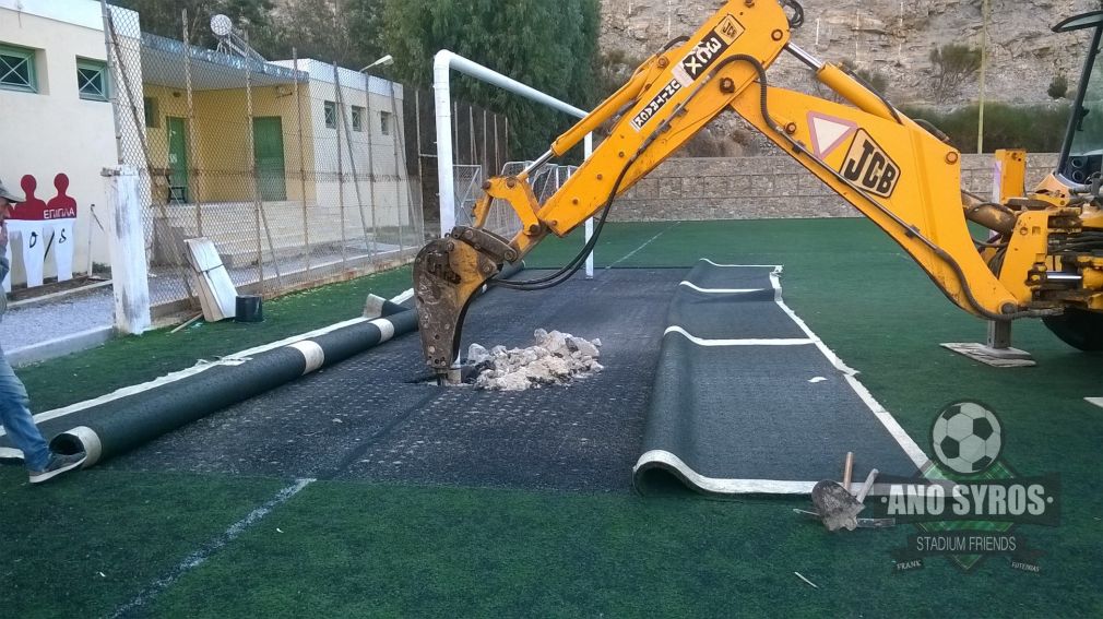 Έπιασαν δουλειά με αντικατάσταση των τερμάτων στο γήπεδο της Άνω Σύρου [pics]
