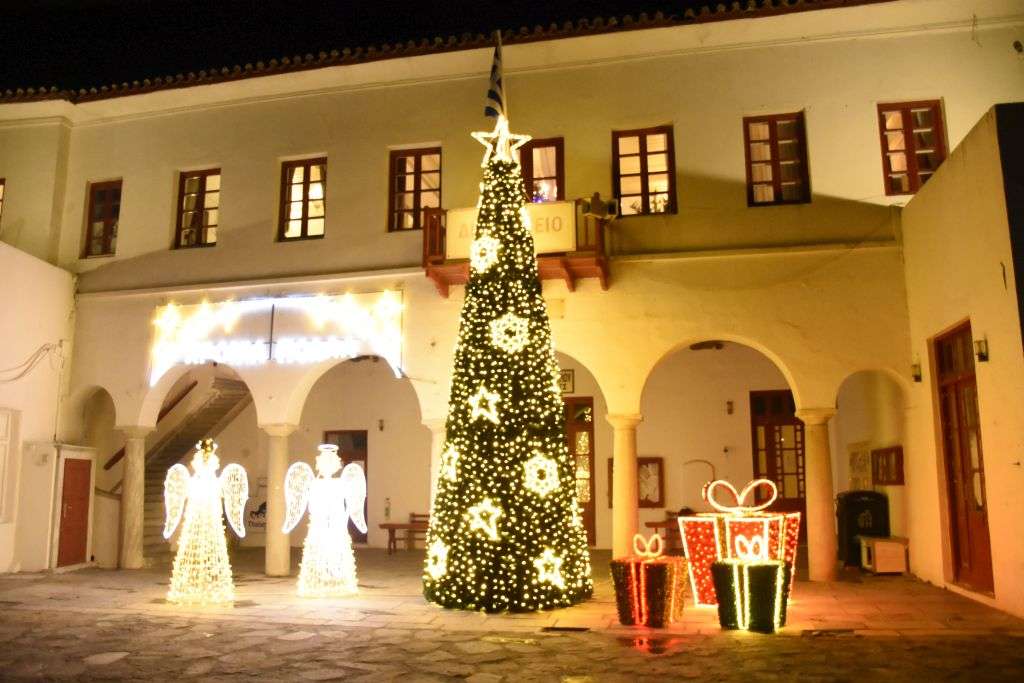 Άναψε το Χριστουγεννιάτικο δέντρο στο Δημαρχείο Μυκόνου [vids&amp;pics]