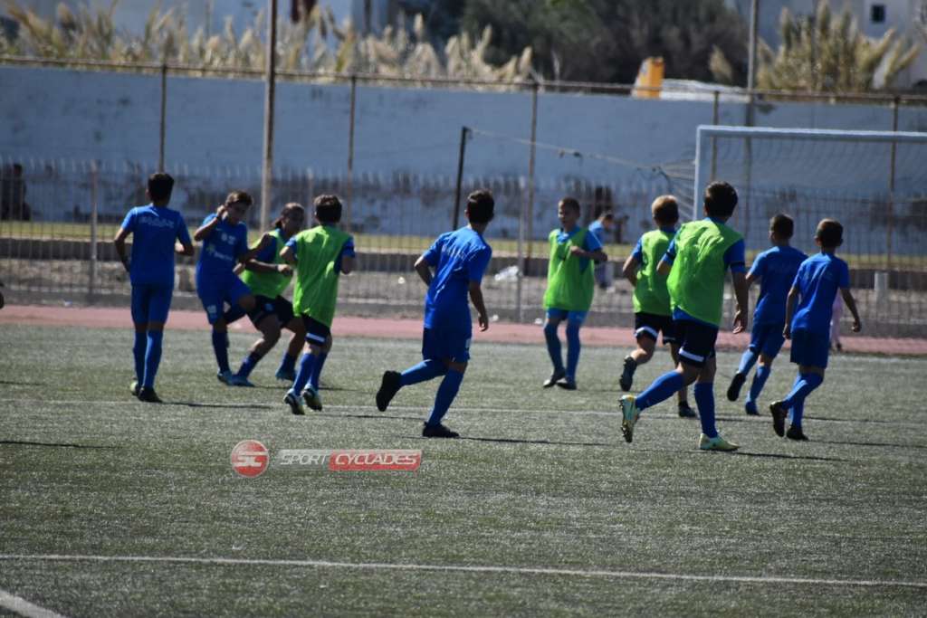 Διασκέδασαν παίζοντας ποδόσφαιρο οι ομάδες Κ10 - Κ14 της Α.Ε. Μυκόνου και της Ελλάς Σύρου (pics)