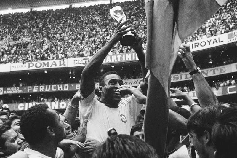 Το παγκόσμιο ποδόσφαιρο θρηνεί: «Έφυγε» από τη ζωή ο «Βασιλιάς» Πελέ