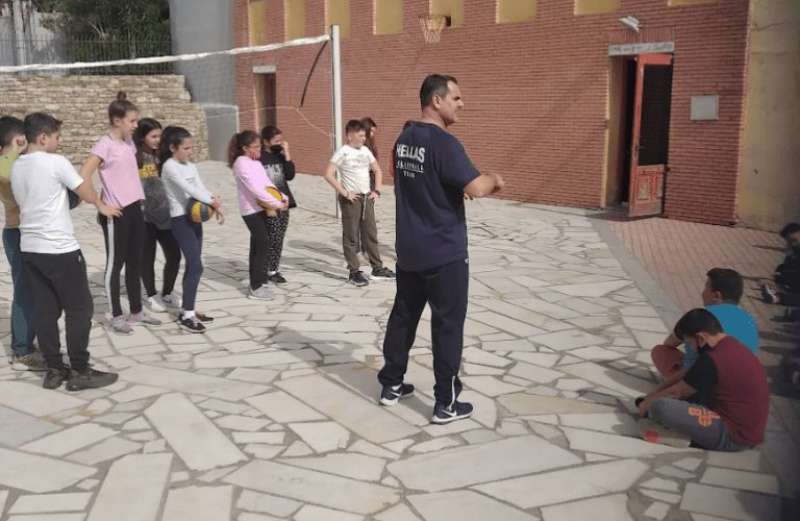 Ο Σταύρος Μαραγκός παρουσίασε το «παίζω βόλεϊ» στο 4ο Δημοτικό Σχολείου Δήμου Σύρου