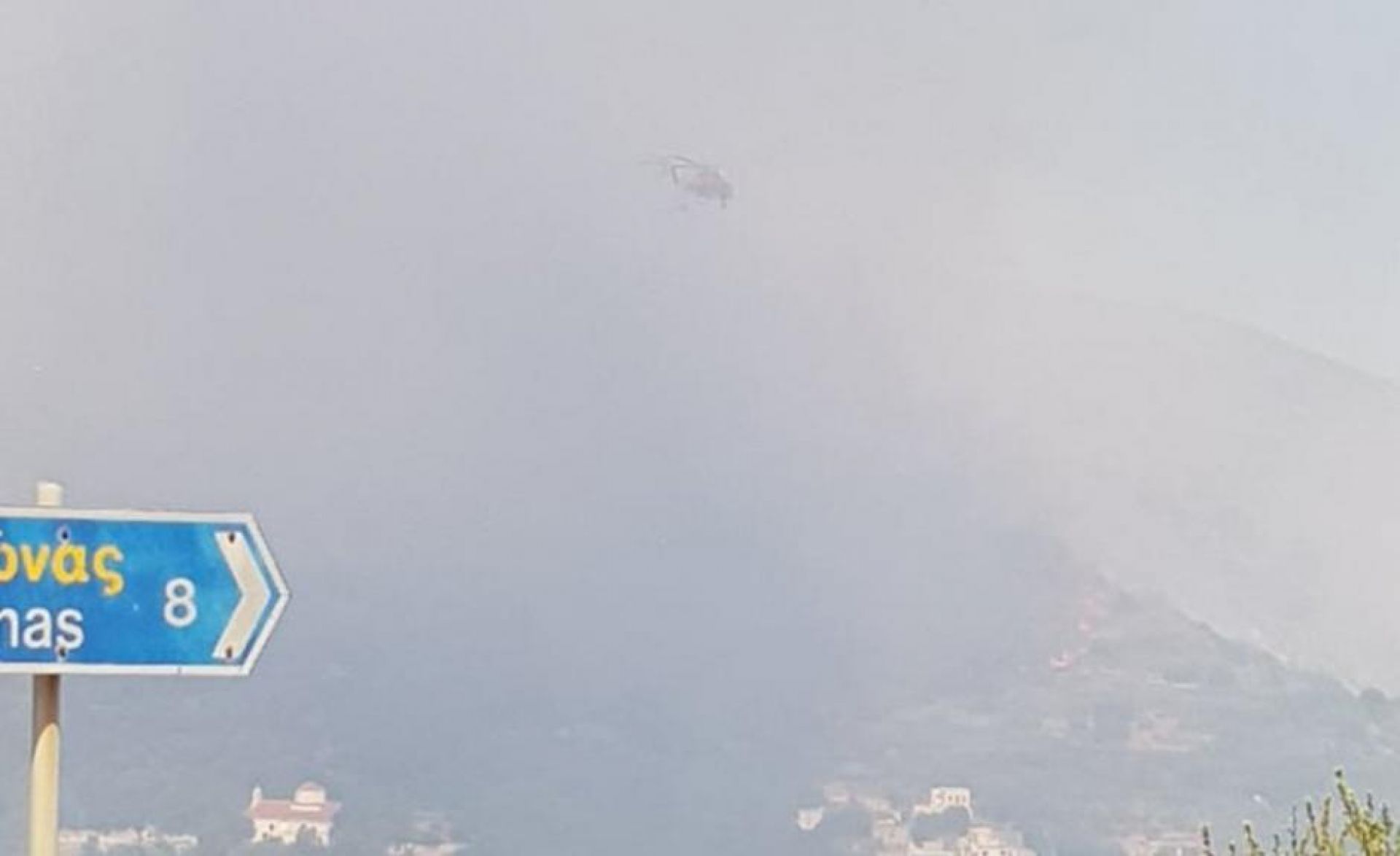 Σε έκτακτη ανάγκη η Νάξος: Εκκενώθηκαν Σκαδό και Κόρωνος, έρχονται 60 πυροσβέστες από Αθήνα