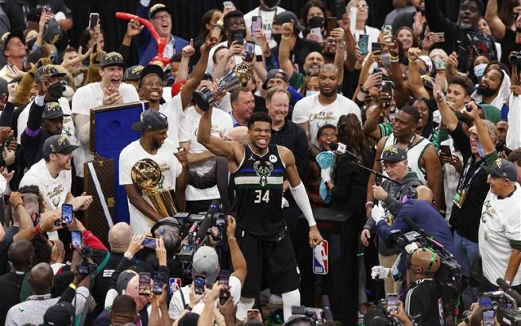 Ο Γιάννης Αντετοκούνμπο στην κορυφή του Κόσμου - Οι Μπακς είναι πρωταθλητές του NBA