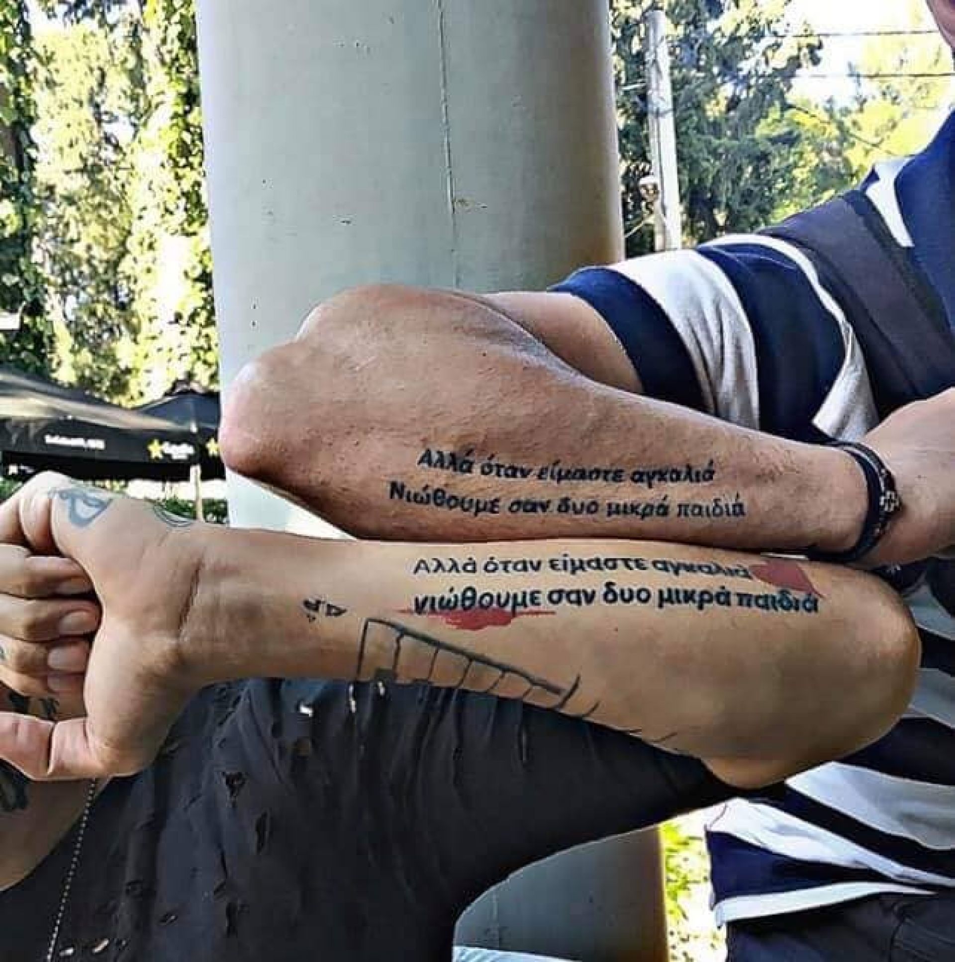 Τα δεκάδες τατουάζ, το τραγούδι του σε ταφόπλακα, το συγκινητικό viral βίντεο: Ντελίριο θαυμασμού για γνωστό Έλληνα τραγουδιστή (εικόνες+βίντεο)