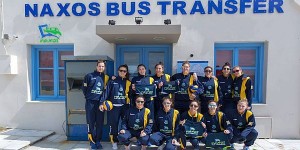 Τα κορίτσια της γυναικείας ομάδας βόλεϊ φωτογραφήθηκαν με τον χορηγό της ομάδας, το Naxos Bus Transfer