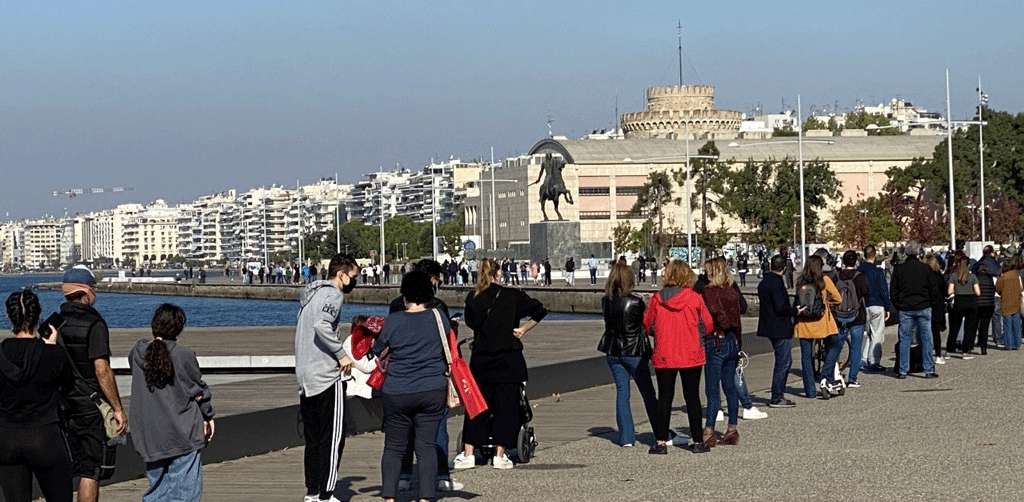 Κορωνοϊός: Τεράστιες ουρές στη Θεσσαλονίκη για τεστ