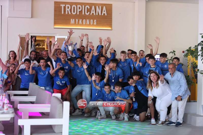 H K16 της Α.Ε. Μυκόνου... γιόρτασε την κατάκτηση του πρωταθλήματος στο Tropicana Beach Bar