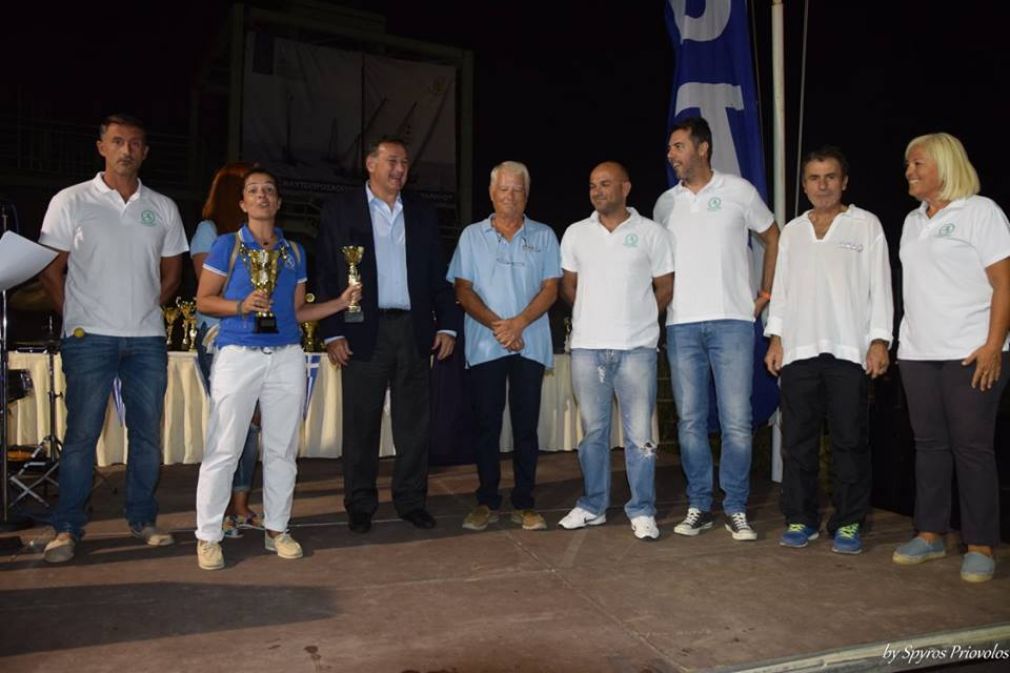 Ο Σπύρος Καπράλος, πρόεδρος της Ελληνικής Ολυμπιακής Επιτροπής βραβεύει το σκάφος IONIA και τον Αναστάσιο Δεληγιώργη ΝΟΤΚ με το πλήρωμα του για την 2η Νίκη Overall ΟRC i και ΟRC i 1στον αγώνα 33ος Διεθνής ιστιοπλοϊκός αγώνας «ΠΟΡΟΣ» 2016