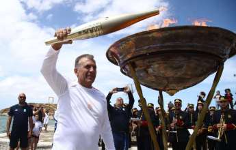 Ο Κυκλαδίτης  Υπουργός Αθλητισμού, Γιάννης Βρούτσης παραδίδει την Ολυμπιακή Φλόγα στους Γάλλους